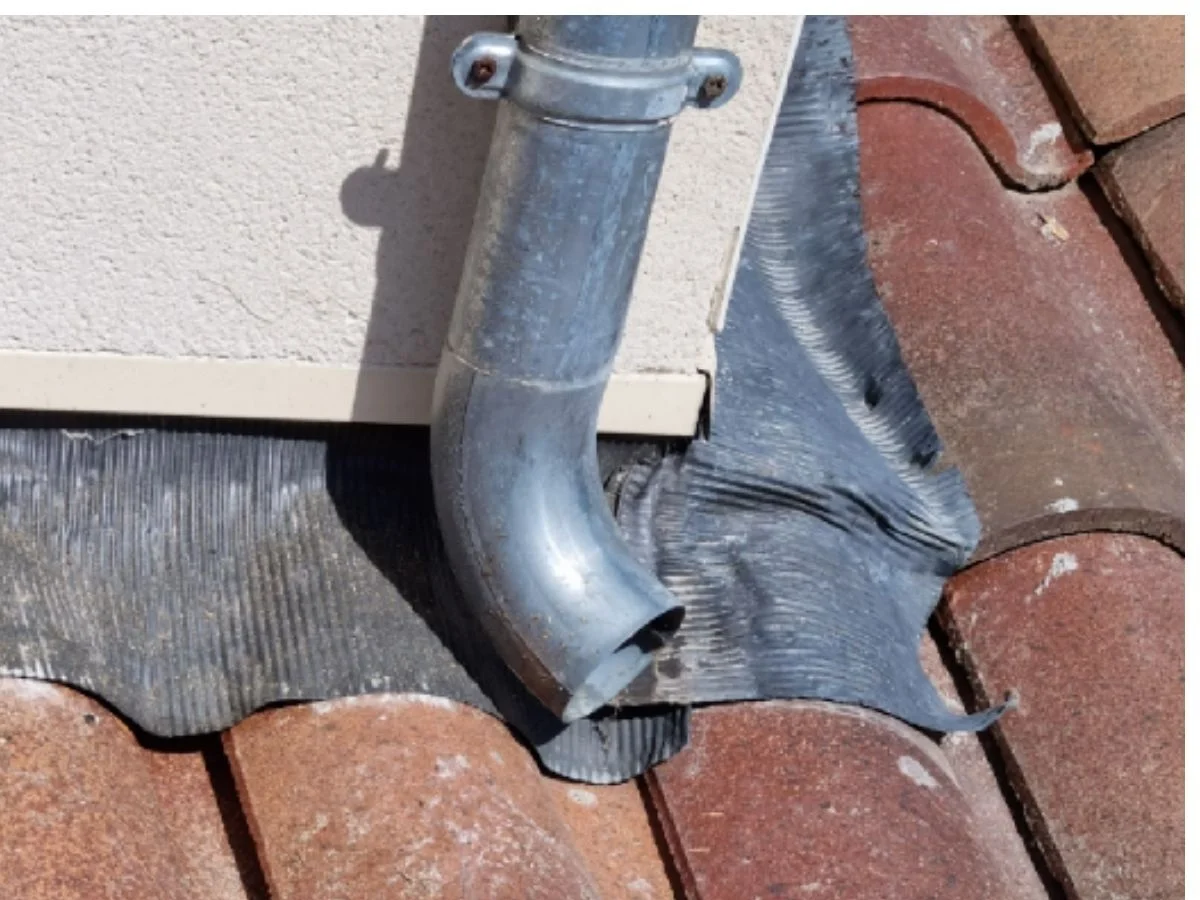 Descente de zinc et raccord de toiture avant travaux